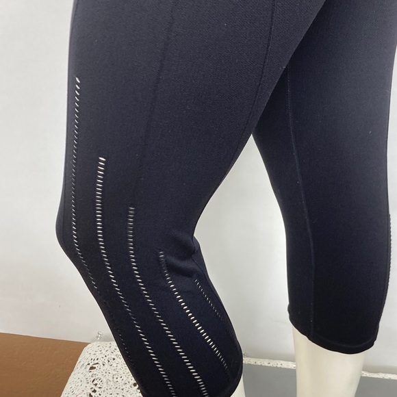 Fabletics Cropped Leggings with eyelets - Picture 3 of 7